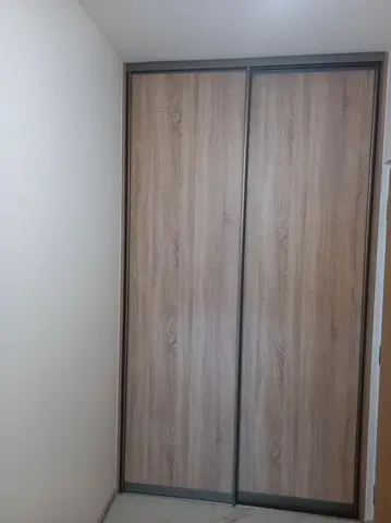 Posuvné dvere na mieru do chodby a predsiene s dverami v dekore dub