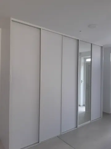 Posuvné dvere na mieru do chodby a predsiene s kombinovanou výplňou dverí, biela