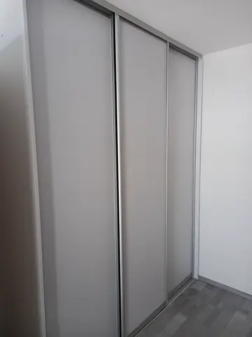 Posuvné dvere na mieru do chodby a predsiene so sklenenou výplňou, sivá