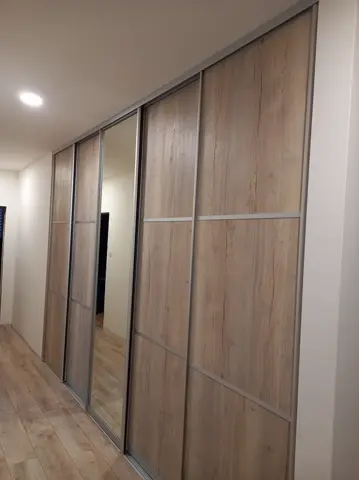 Posuvné dvere na mieru do chodby a predsiene s kombinovanou výplňou dverí v dekore buk
