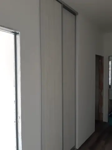 Posuvné dvere na mieru do chodby a predsiene s dverami v dekore javor