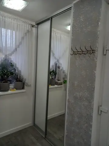 Posuvné dvere na mieru do chodby a predsiene s kombinovanou výplňou dverí, biela