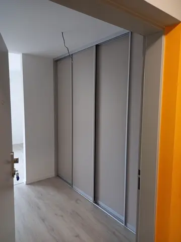 Posuvné dvere na mieru do chodby a predsiene so sklenenou výplňou, sivá
