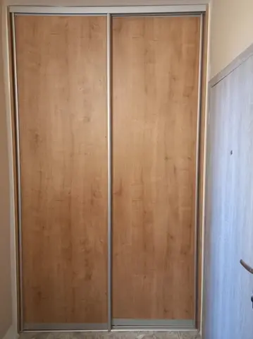 Posuvné dvere na mieru do chodby a predsiene s dverami v dekore dub