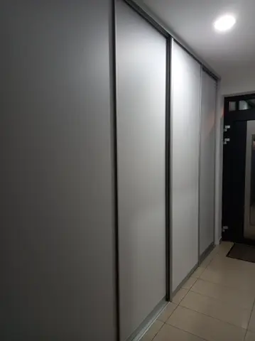 Posuvné dvere na mieru do chodby a predsiene so sklenenou výplňou, sivá