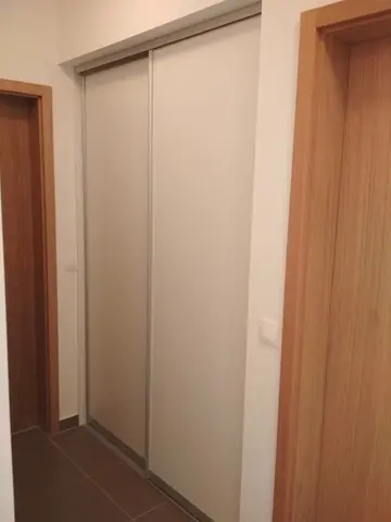 Posuvné dvere na mieru do chodby a predsiene v dekore buk