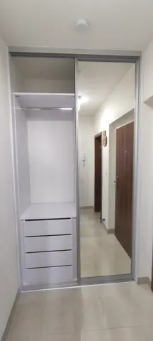 Posuvné dvere na mieru do chodby a predsiene s kombinovanou výplňou dverí, biela