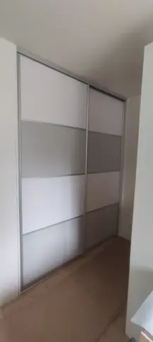Posuvné dvere na mieru do chodby a predsiene so sklenenou výplňou, sivá