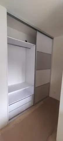 Posuvné dvere na mieru do chodby a predsiene so sklenenou výplňou, sivá