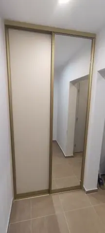 Posuvné dvere na mieru do chodby a predsiene s kombinovanou výplňou dverí, biela