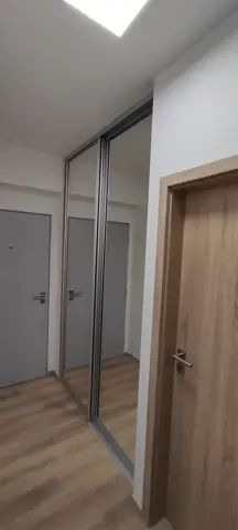 Posuvné dvere na mieru do chodby a predsiene so zrkadlovými dverami