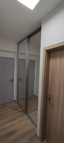 Posuvné dvere na mieru do chodby a predsiene so zrkadlovými dverami