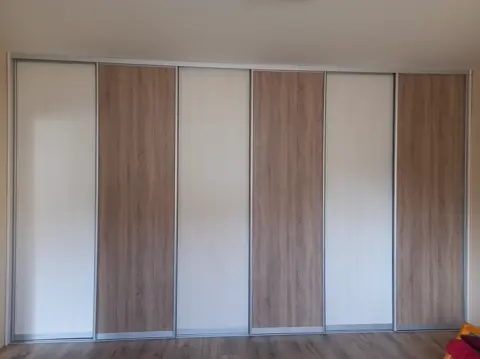 Posuvné dvere na mieru do detskej izby s kombinovanou výplňou dverí, kombinácia dekorov
