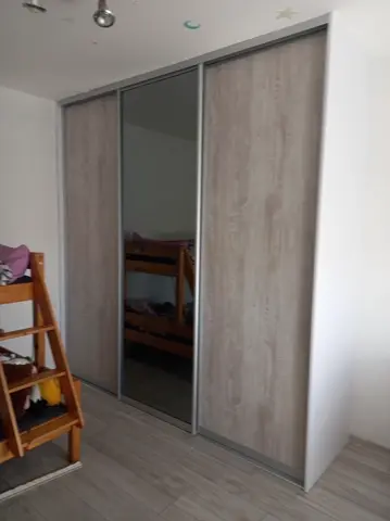 Posuvné dvere na mieru do detskej izby s kombinovanou výplňou dverí v dekore dub