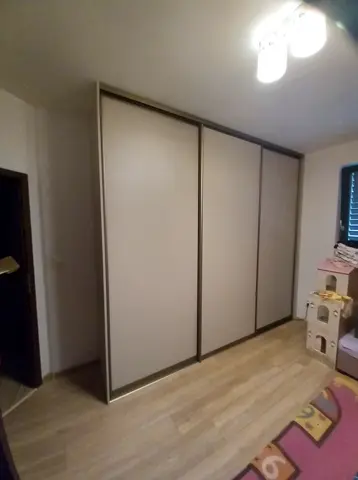 Posuvné dvere na mieru do detskej izby so sklenenou výplňou, sivá