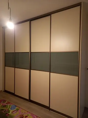 Posuvné dvere na mieru do detskej izby s kombinovanou výplňou dverí, biela