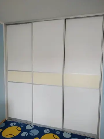 Posuvné dvere na mieru do detskej izby so sklenenou výplňou, biela