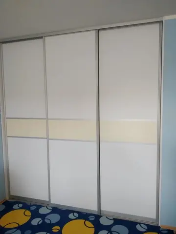 Posuvné dvere na mieru do detskej izby so sklenenou výplňou, biela
