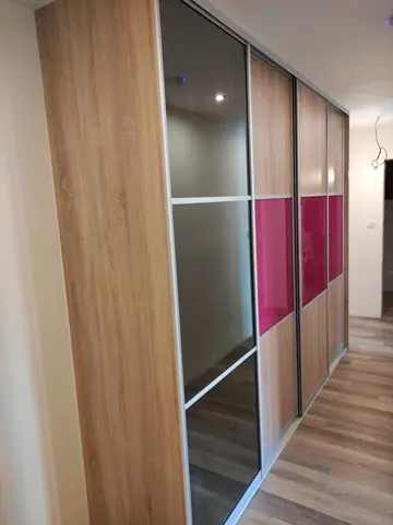 Posuvné dvere na mieru do detskej izby s kombinovanou výplňou dverí v dekore dub