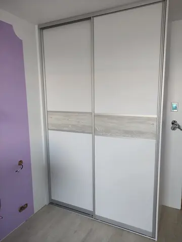 Posuvné dvere na mieru do detskej izby s kombinovanou výplňou dverí, biela