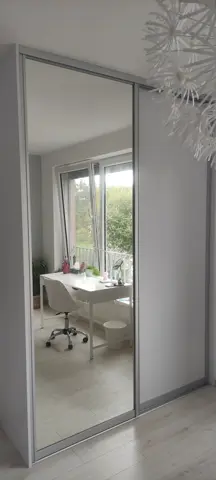 Posuvné dvere na mieru do detskej izby so zrkadlovými dverami, biela