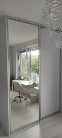 Posuvné dvere na mieru do detskej izby so zrkadlovými dverami, biela