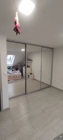 Posuvné dvere na mieru do detskej izby so zrkadlovými dverami, sivá