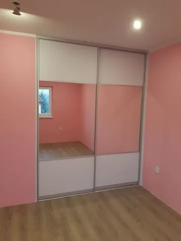 Posuvné dvere na mieru do detskej izby s kombinovanou výplňou dverí, biela