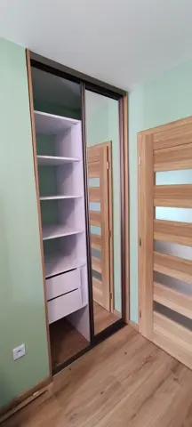 Posuvné dvere na mieru do detskej izby s kombinovanou výplňou dverí, biela