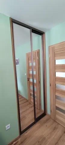 Posuvné dvere na mieru do detskej izby so zrkadlovými dverami