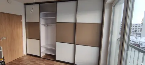 Posuvné dvere na mieru do obývačky s kombinovanou výplňou dverí, kombinácia dekorov