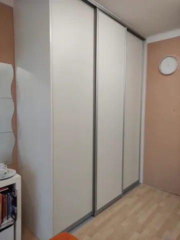 Posuvné dvere na mieru do obývačky s dverami v dekore dreva, biela