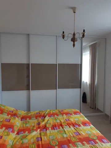 Posuvné dvere na mieru do spálne s kombinovanou výplňou dverí, biela