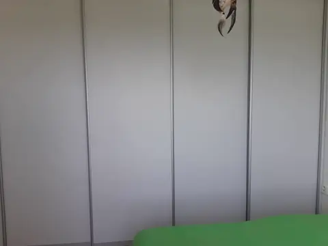 Posuvné dvere na mieru do spálne so sklenenou výplňou, biela