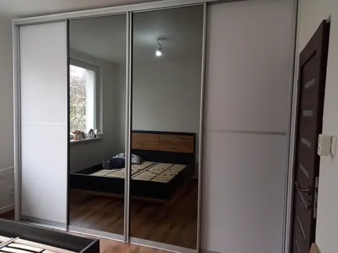 Posuvné dvere na mieru do spálne s kombinovanou výplňou dverí, biela