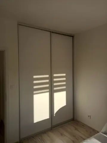 Posuvné dvere na mieru do spálne so sklenenou výplňou, biela