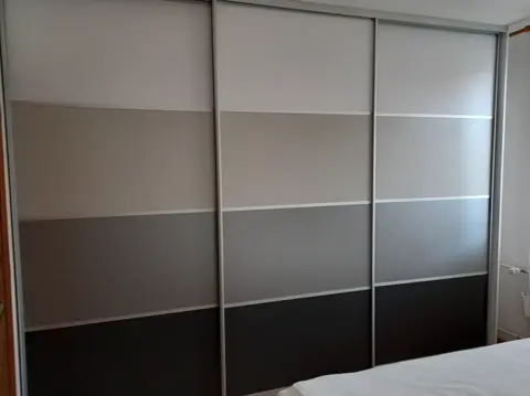 Posuvné dvere na mieru do spálne s kombinovanou výplňou dverí, kombinácia dekorov