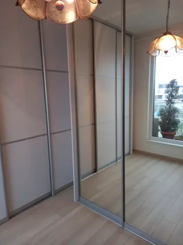 Posuvné dvere na mieru do spálne s kombinovanou výplňou dverí, sivá