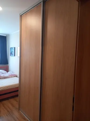Posuvné dvere na mieru do spálne s dverami v dekore dub