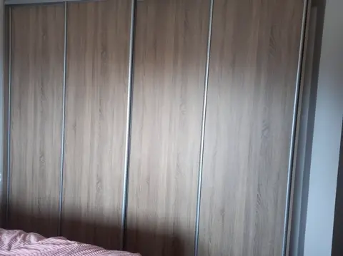Posuvné dvere na mieru do spálne s dverami v dekore dub