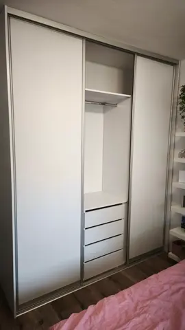 Posuvné dvere na mieru do spálne so sklenenou výplňou, biela