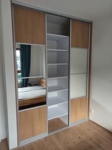Posuvné dvere na mieru do spálne s kombinovanou výplňou dverí v dekore dub