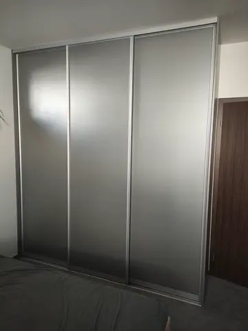 Posuvné dvere na mieru do spálne so sklenenou výplňou, sivá