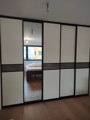 Posuvné dvere na mieru do spálne s kombinovanou výplňou dverí, biela