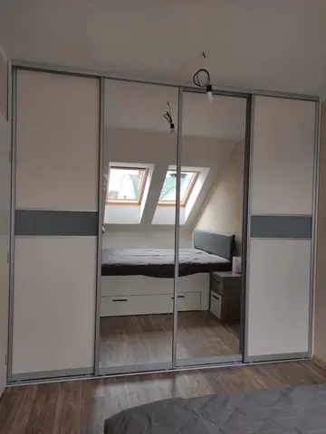 Posuvné dvere na mieru do spálne s kombinovanou výplňou dverí, biela