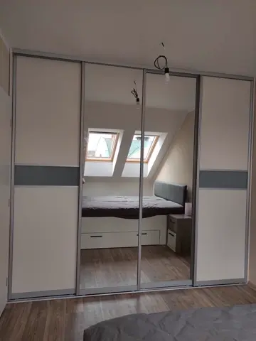 Posuvné dvere na mieru do spálne s kombinovanou výplňou dverí, biela