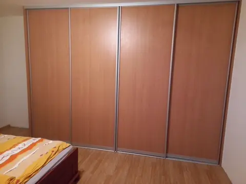 Posuvné dvere na mieru do spálne s dverami v dekore buk