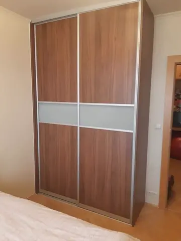 Posuvné dvere na mieru do spálne s kombinovanou výplňou dverí v dekore orech