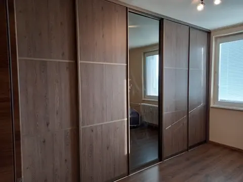 Posuvné dvere na mieru do spálne s kombinovanou výplňou dverí v dekore orech
