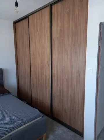Posuvné dvere na mieru do spálne s dverami v dekore orech